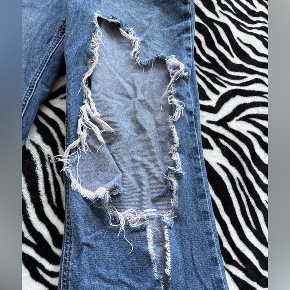 Forever 21 Woman’s Size 27 Distressed Flared Leg Blue Medium Rise Denim Jeans - Picture 4 of 8